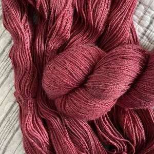 écheveau de laine teinte à la main couleur dulse