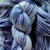 laine en écheveau teinte à la main de couleur bleue