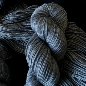 écheveau de laine couleur macadam