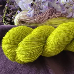 écheveau de laine teint à la main de couleur vert citron