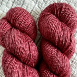 écheveau de laine teinte à la main couleur dulse