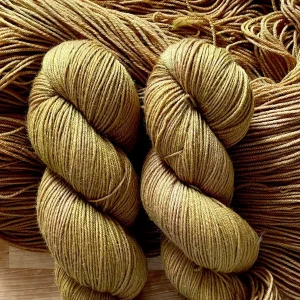 écheveaux teints à la main couleur moutarde