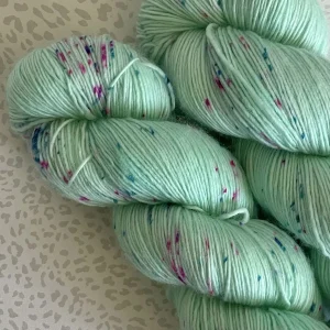 laine fingering teinte à la main de couleur turquoise