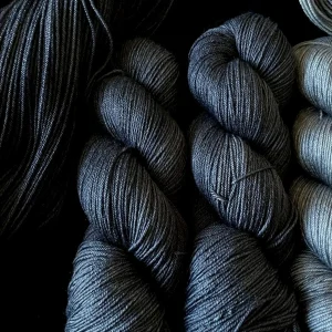 écheveaux teints à la main de mérinos et soie couleur ardoise