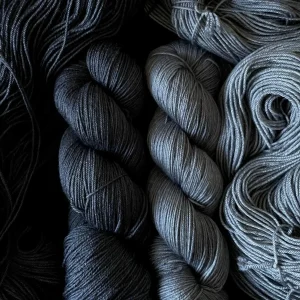 écheveaux de laine de couleur grise