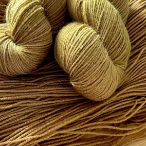laine à chaussettes superwash coloris jaune moutarde, teinte à la main