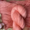 écheveau de laine mérinos couleur pêche
