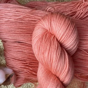 écheveau de laine mérinos couleur pêche