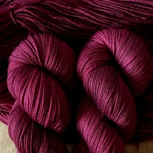 mérinos super cash fingering couleur framboise, teint main